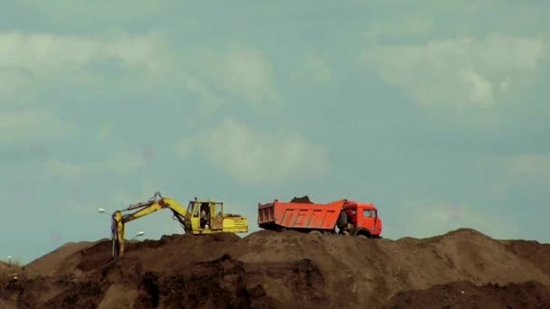 Excavadora Paisaje Trabajo Volquete Camión Excavación Piedra Caliza Sitio Construcción — Vídeo de stock
