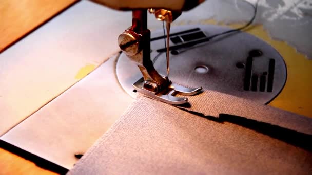 用缝纫机缝制纺织品 缝纫机缝制成双裁缝机缝制成衣 — 图库视频影像
