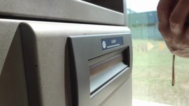 ATM çalışanı, bankadan para çekerken otomatik servis konsepti finansmanı kullanıyor.