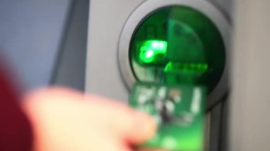 Bankamatik otomatik veznedar kredi kartı ekstrelerinden nakit para çekiyor.