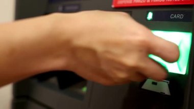 Bankamatik otomatik veznedar kredi kartı ekstrelerinden nakit para çekiyor.
