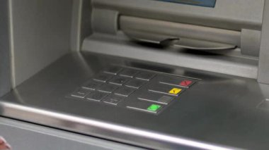 ATM kavramı. Banka parasıyla kişisel şifre yazan kişi. para çekme otomatik veznedar makinesi.