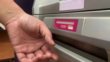 Kredi kartı otomatik veznedar bankası finansmanı olan ATM 'den para çekmek.