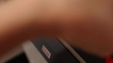 Kredi kartı otomatik veznedar bankası finansmanı olan ATM 'den para çekmek.