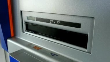 ATM 'den para çekme, otomatik veznedar teknoloji konseptiyle nakit para alan kişi..