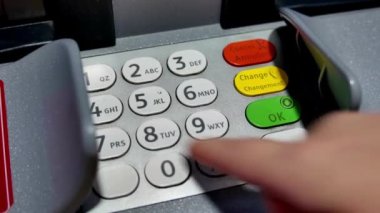 ATM Bankacı El, Pin Kodu 'nu ATM' ye gir. ATM ATM 'de kişisel broş yazan bir kadın.