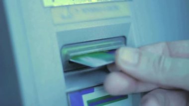 ATM 'den para çekme, otomatik veznedar teknoloji konseptiyle nakit para alan kişi..