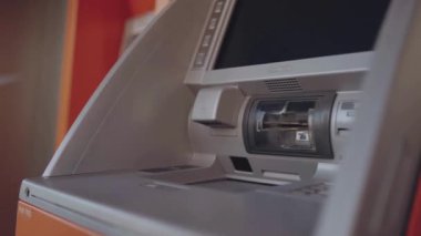 ATM 'den para çekme, otomatik veznedar teknoloji konseptiyle nakit para alan kişi..