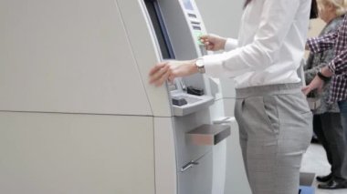 ATM 'den para çeken bir kadının elleri.