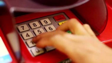 ATM Bankacı El, Pin Kodu 'nu ATM' ye gir. ATM ATM 'de kişisel broş yazan bir kadın.