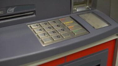 ATM Bankacı El, Pin Kodu 'nu ATM' ye gir. ATM ATM 'de kişisel broş yazan bir kadın.