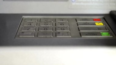 ATM Bankacı El, Pin Kodu 'nu ATM' ye gir. ATM ATM 'de kişisel broş yazan bir kadın.