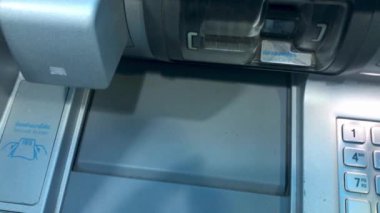 Avro cinsinden bir ATM 'den para çeken bir adamın elleri, dolar sterlin eder.