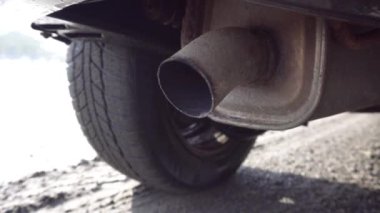 Araba zehirli emisyonlar üretir. Yakıt yakıtlarının yanmasından gaz tüketimi veya baca gazı.