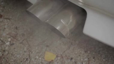 Bir arabanın kapanışı egzoz borusu kirliliği ekoloji arka planında egzoz dumanı