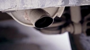 Otomobil çalıştırma motoru hızlandırıcı motor egzozu küresel ısınmaya neden oluyor