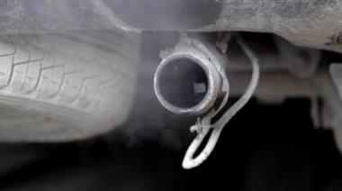 Otomobil çalıştırma motoru hızlandırıcı motor egzozu küresel ısınmaya neden oluyor
