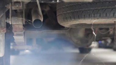 Otomobil çalıştırma motoru hızlandırıcı motor egzozu küresel ısınmaya neden oluyor