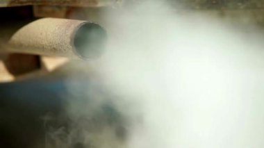 Otomobil egzoz dumanı dumanı zehirli gaz emisyonu ve bulanık arka plan nakliyesi.