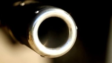 Otomobil egzoz dumanı dumanı zehirli gaz emisyonu ve bulanık arka plan nakliyesi.