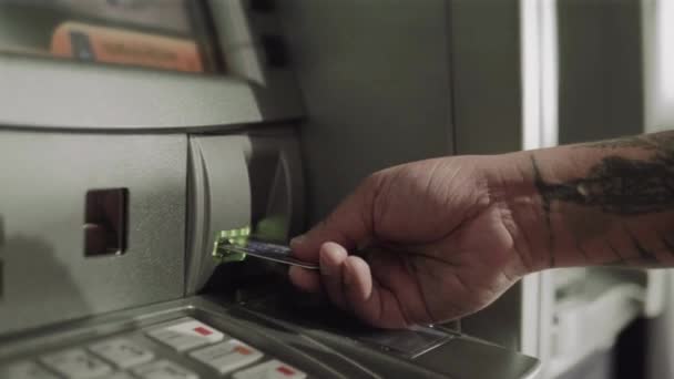 Uomo Che Utilizza Carta Credito Bancomat Prelievo Contanti Inserendo Pin — Video Stock