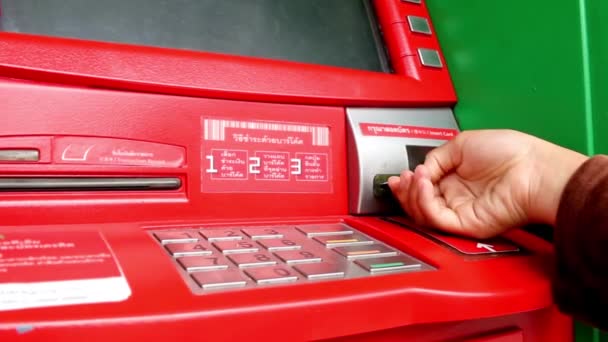 Homem Mão Inserindo Pin Código Passe Atm Máquina Bancária Seguro — Vídeo de Stock