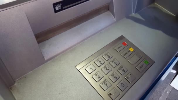 Personne Mains Faire Des Transactions Guichet Automatique Obtenir Argent Cash — Video