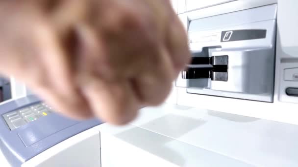 Vista Close Mão Inserir Cartão Crédito Uma Máquina Atm Máquina — Vídeo de Stock