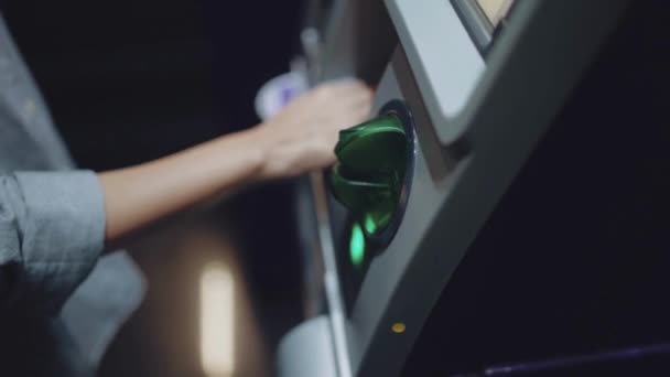 Person Hände Machen Transaktion Geldautomaten Geldautomat Mit Kreditkarte Innerhalb Der — Stockvideo