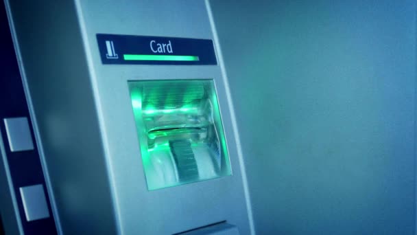Atmの現金引き出し機にクレジットカードを挿入する手のクローズアップビューお金 — ストック動画