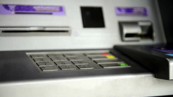 Geldautomaat Close Man Hand Invoeren Pin Nummer Knoppen Indrukken Het — Stockvideo