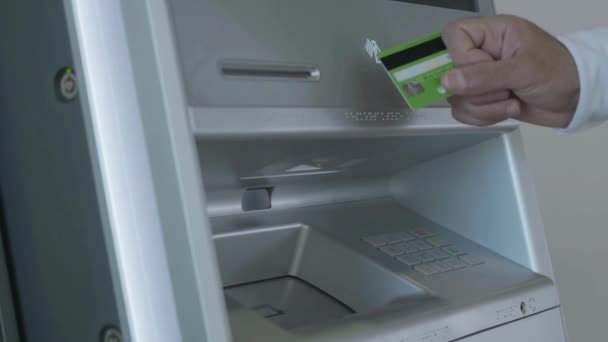 Atmからお金を得るクレジットカードで現金自動預け払い機金融 — ストック動画