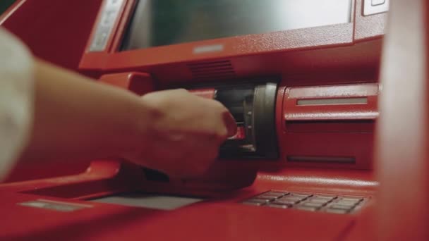 Koncept Bankomatu Osoba Zadávající Osobní Kód Hotovosti Vybrat Peníze Automatizovaný — Stock video
