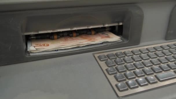 Πάρει Χρήματα Από Ένα Ατμ Μηχάνημα Μετρητών Μια Πιστωτική Κάρτα — Αρχείο Βίντεο
