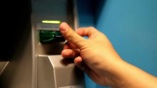 Hombre Usando Una Tarjeta Crédito Insertada Cajero Automático Para Retirar — Vídeo de stock