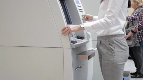 Handen Van Een Vrouw Die Geld Opneemt Bij Een Geldautomaat — Stockvideo