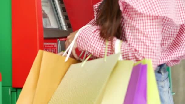 ショッピングモールで商品を支払うためにAtmで現金引き出しをする女性 — ストック動画