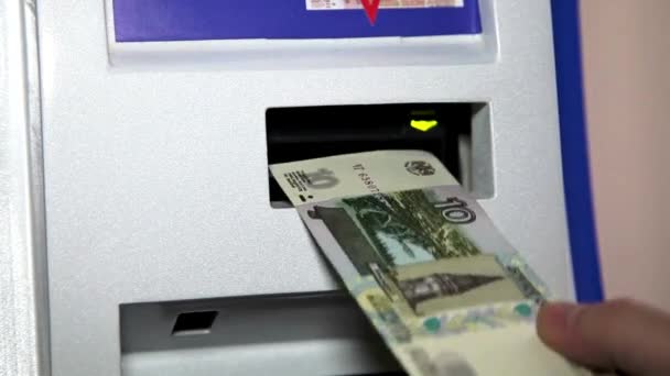 Handen Van Een Vrouw Die Geld Inbrengt Bij Een Geldautomaat — Stockvideo