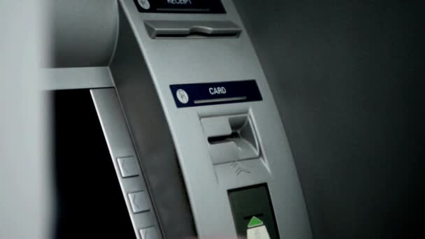 現金引き出し用Atm機に挿入されたクレジットカードを使用している男銀行預金ショッピング — ストック動画