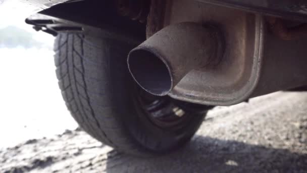 Samochód Wytwarza Emisje Toksyczne Gazy Spalinowe Lub Spaliny Spalania Paliw — Wideo stockowe