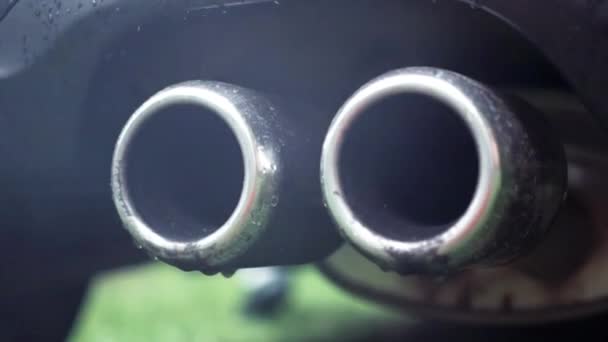 Выхлопные Газы Автомобиля Дым Выходит Трубы Дыма Загрязнения Воздуха Фоне — стоковое видео