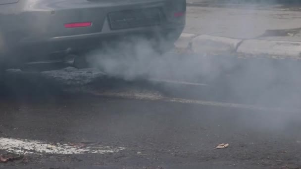 Bliski Strzał Oparów Pochodzących Rury Wydechowej Samochodu Powodujących Zanieczyszczenie Powietrza — Wideo stockowe