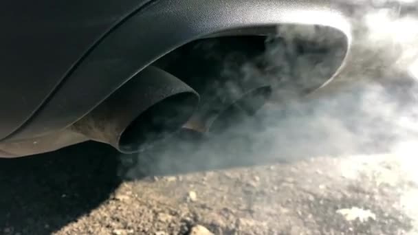 연기가 자동차 배기관에서 나오는 초점을 맞추고 기후가 흐릿하게 됩니다 — 비디오