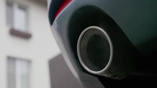 Skupienie Się Dymie Wychodzącym Rury Wydechowej Samochodu Nieostrym Klimacie Zanieczyszczenia — Wideo stockowe