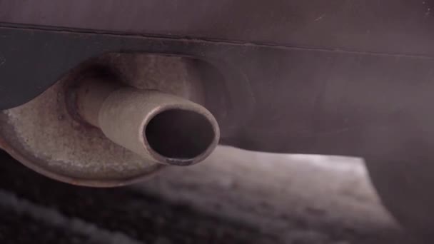 Skupienie Się Dymie Wychodzącym Rury Wydechowej Samochodu Nieostrym Klimacie Zanieczyszczenia — Wideo stockowe