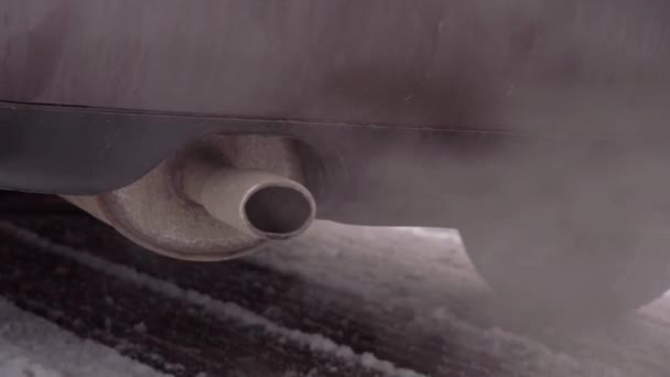 Καπνός Εξάτμισης Μεταλλικών Σωλήνων Αυτοκίνητο Αυτοκίνητο Closeup Αερίου Βιομηχανία Μεταφορών — Αρχείο Βίντεο