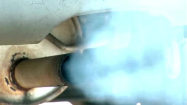 Cerrar Tubo Escape Del Automóvil Humos Gases Tóxicos Emisión Gas — Vídeo de stock