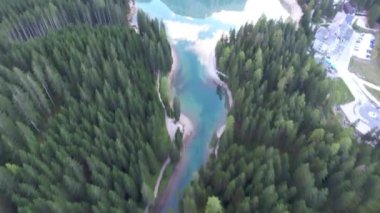 Yeşil orman ve kristal mavi göl. İlkbaharda kırsal manzara nehri ve göl manzarası.