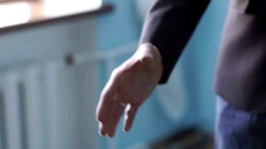 Yakın plan iki adam el sıkışır, başarılı bir sözleşme imzalar, ortaklık için destek olur.