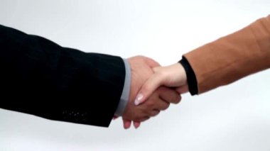 Erkek ve kadın tokalaşması, iş adamları arasında ortaklık ve anlaşma selamlaşması. Yakın çekim.